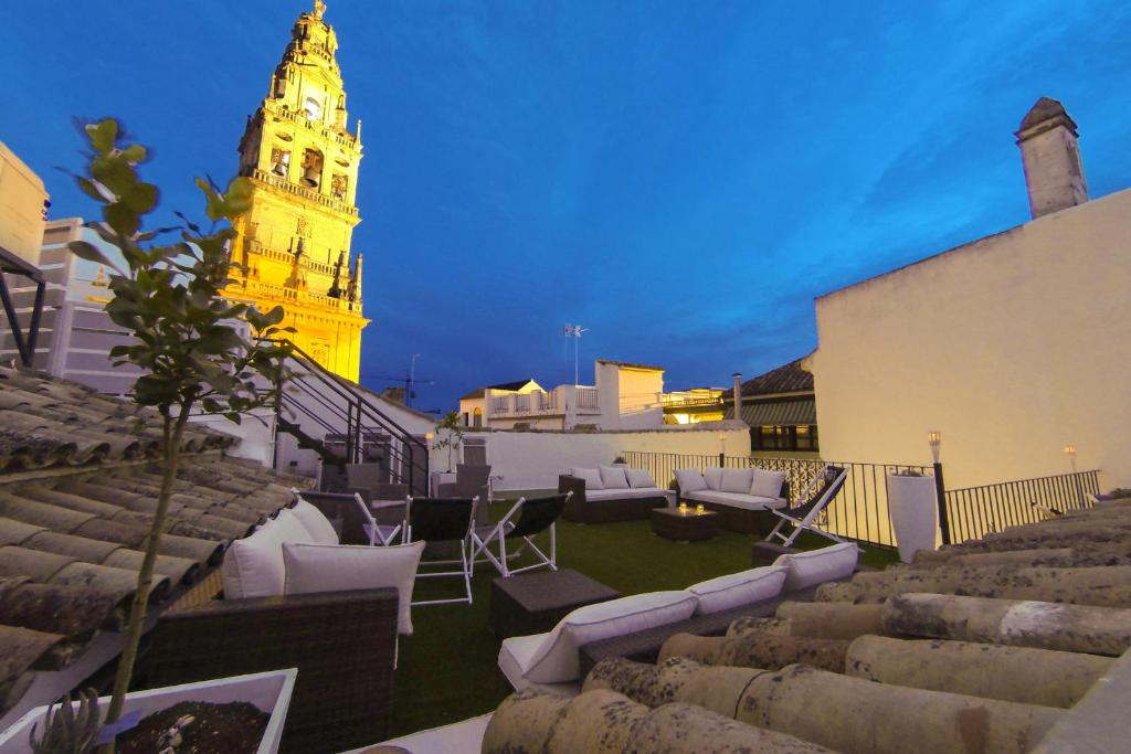 un edificio con una torre de reloj en el fondo en Los Patios en Córdoba