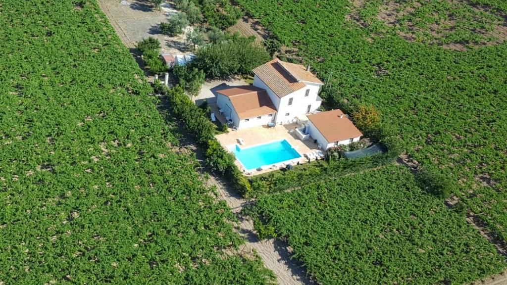 eine Luftansicht eines Hauses mit Pool in der Unterkunft B&B Posta Piana in Canosa di Puglia