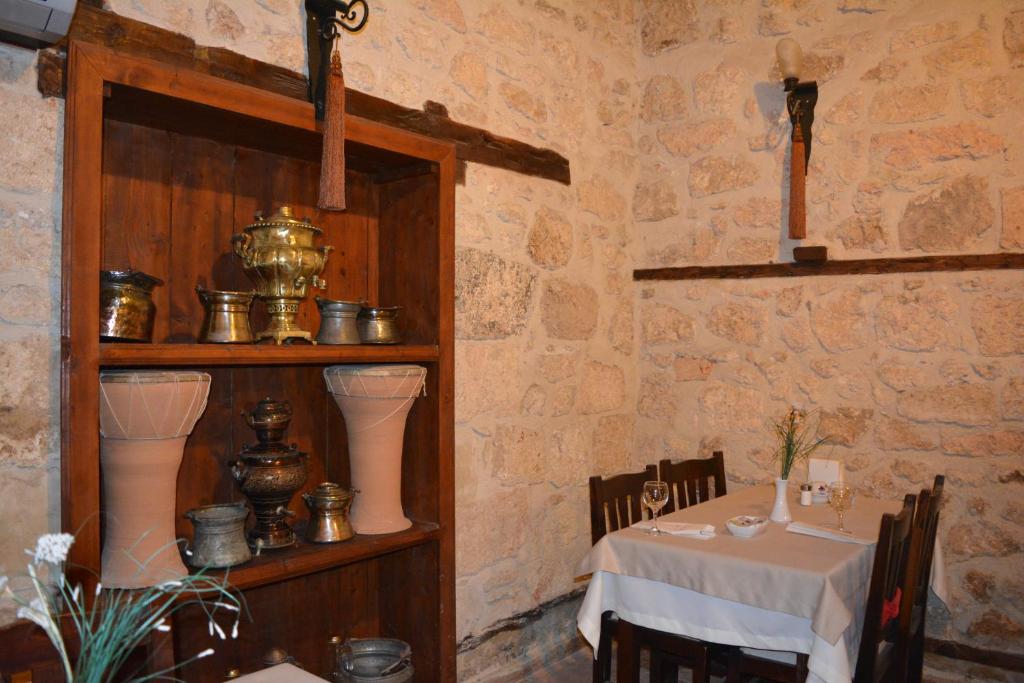 ein Esszimmer mit einem Tisch und einer Trophäe in der Unterkunft Osmanli Marco Pasha Hotel in Tarsus