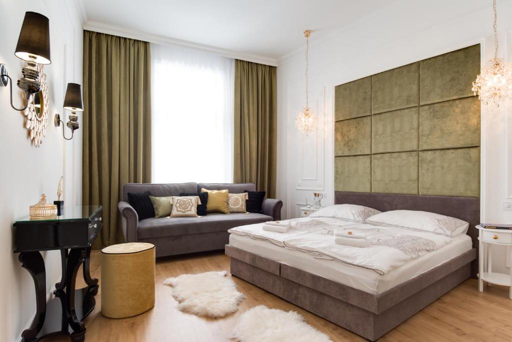A bed or beds in a room at Chestnut & Eliza Suites - Superior Homes Downtown