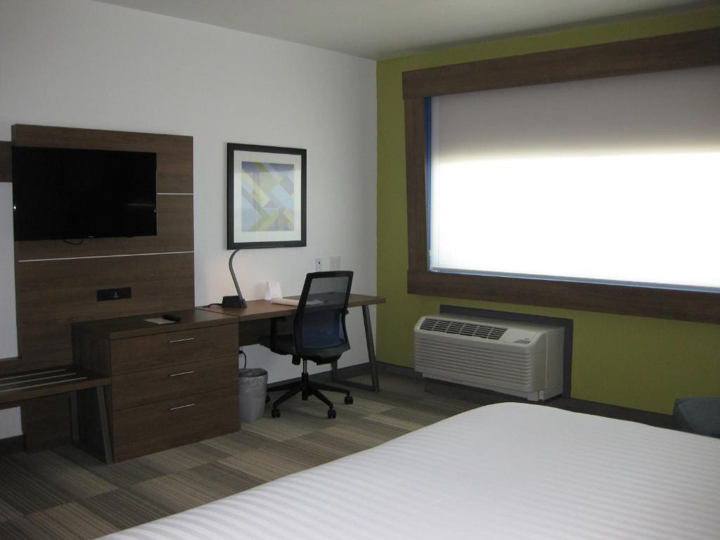 TV a/nebo společenská místnost v ubytování Holiday Inn Express & Suites - Houston NW - Cypress Grand Pky by IHG