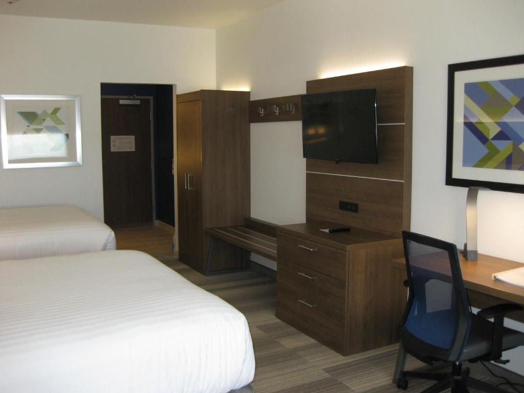 TV a/nebo společenská místnost v ubytování Holiday Inn Express & Suites - Houston NW - Cypress Grand Pky by IHG