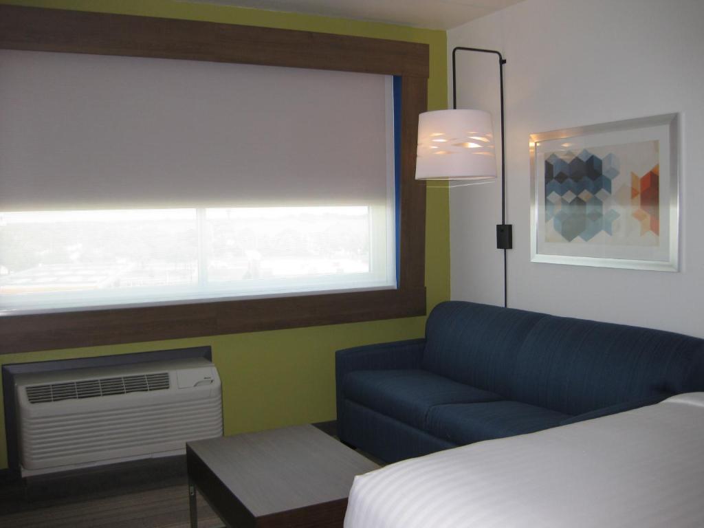 Posezení v ubytování Holiday Inn Express & Suites - Houston NW - Cypress Grand Pky by IHG