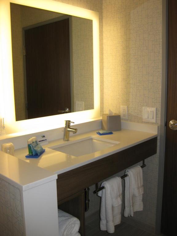 Koupelna v ubytování Holiday Inn Express & Suites - Houston NW - Cypress Grand Pky by IHG