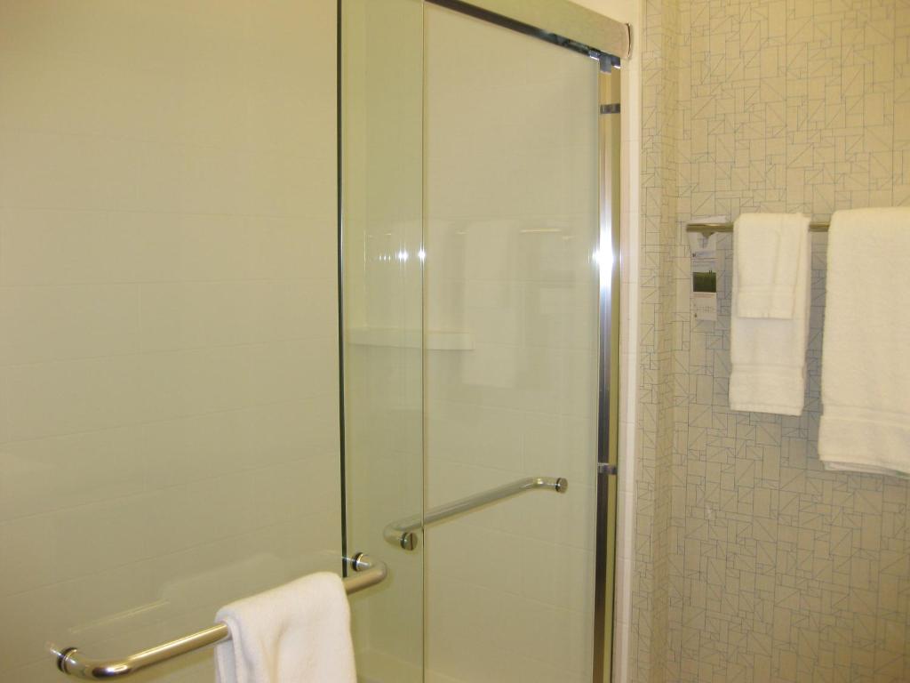 Koupelna v ubytování Holiday Inn Express & Suites - Houston NW - Cypress Grand Pky by IHG