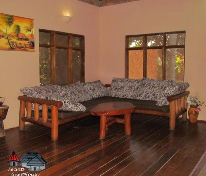 Secrets Guest House tesisinde bir oturma alanı