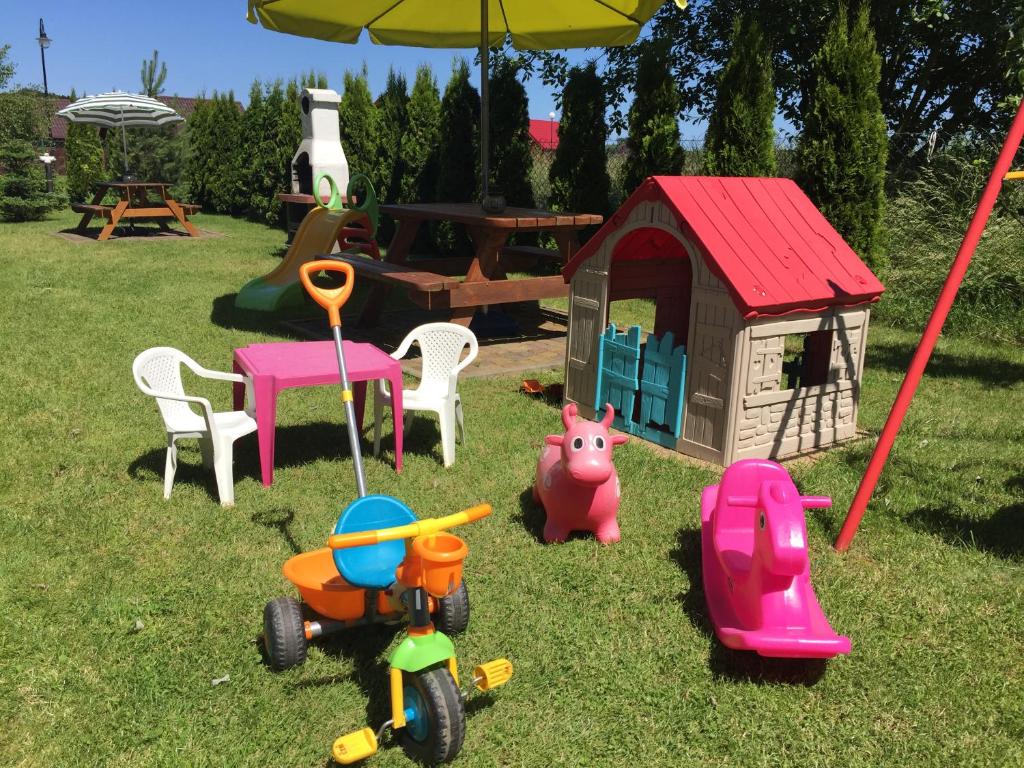 Zahrada ubytování Domki Kapitańskie z prywatnym polem do gry w Mini Golf
