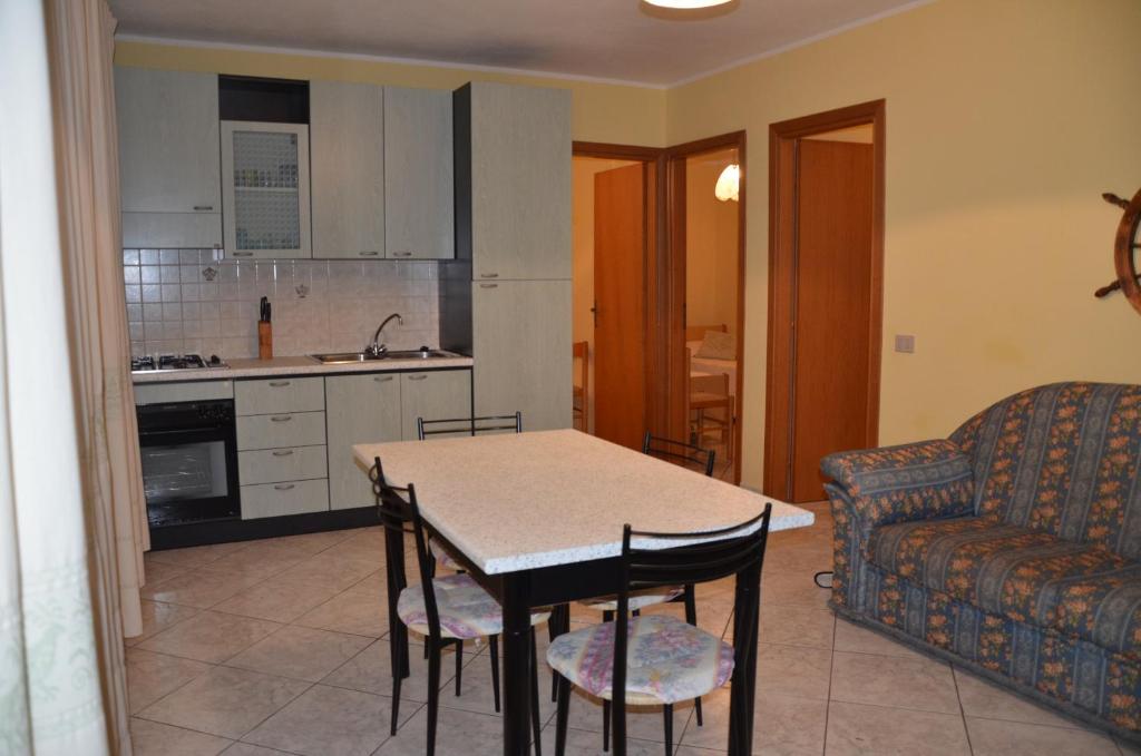 Kuchnia lub aneks kuchenny w obiekcie Vacanze Sardegna Mare San Giovanni Posada