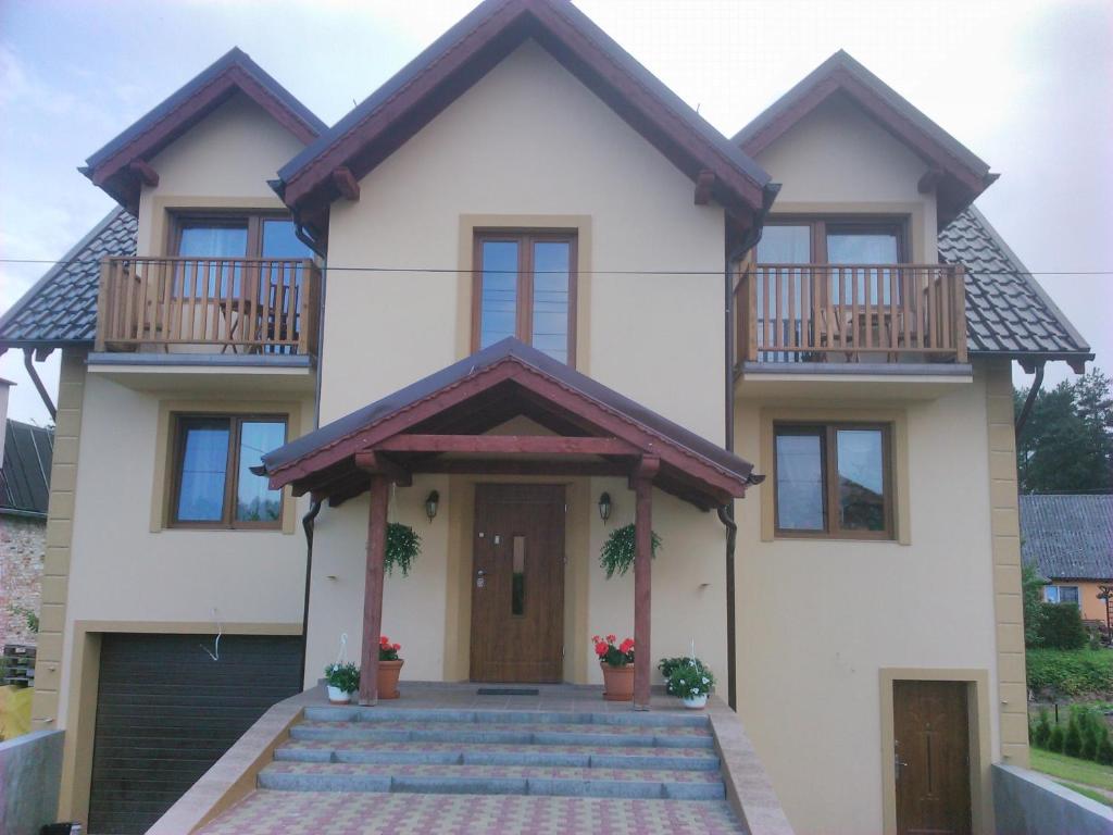 ein Haus mit Eingangstür und Balkon in der Unterkunft Solorena in Junoszyno