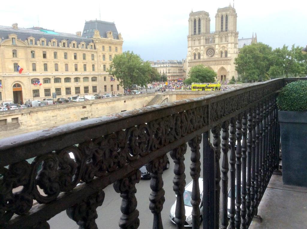 un puente sobre un río frente a los edificios en Two Bedroom Luxury Apartment - Balcony with View of Notre Dame en París