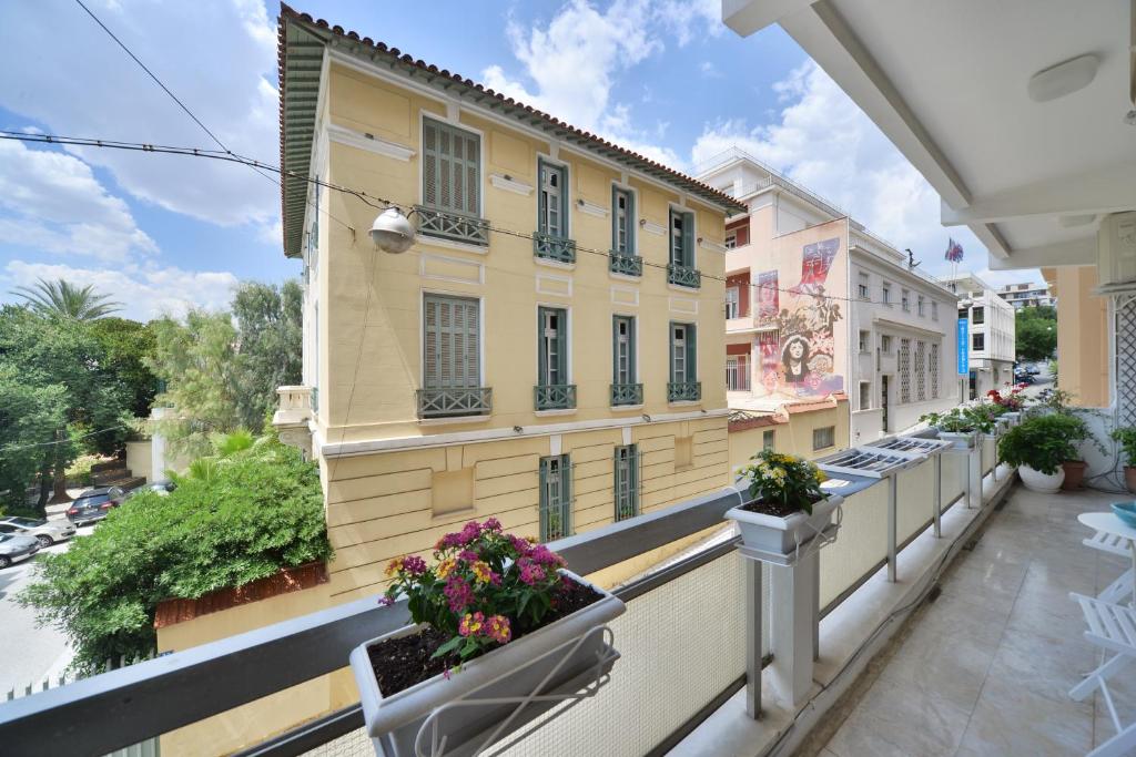 einen Balkon eines Gebäudes mit Blumen darauf in der Unterkunft Architect Designer's Apartment in Kolonaki in Athen
