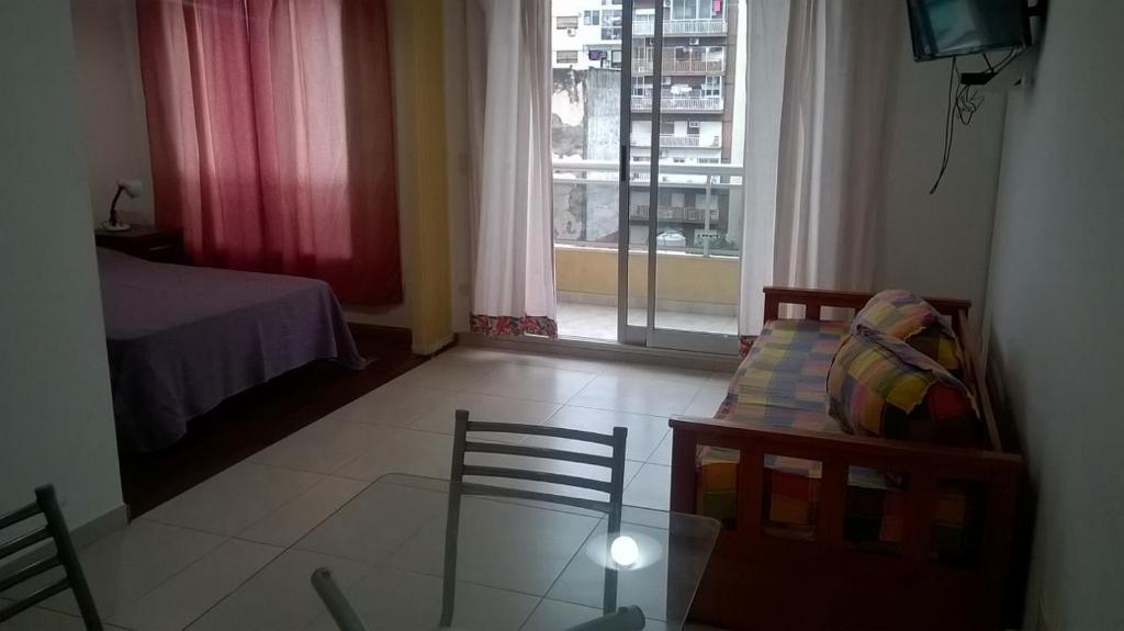 sala de estar con sofá y ventana en Apartament in Palermo - Bogado en Buenos Aires