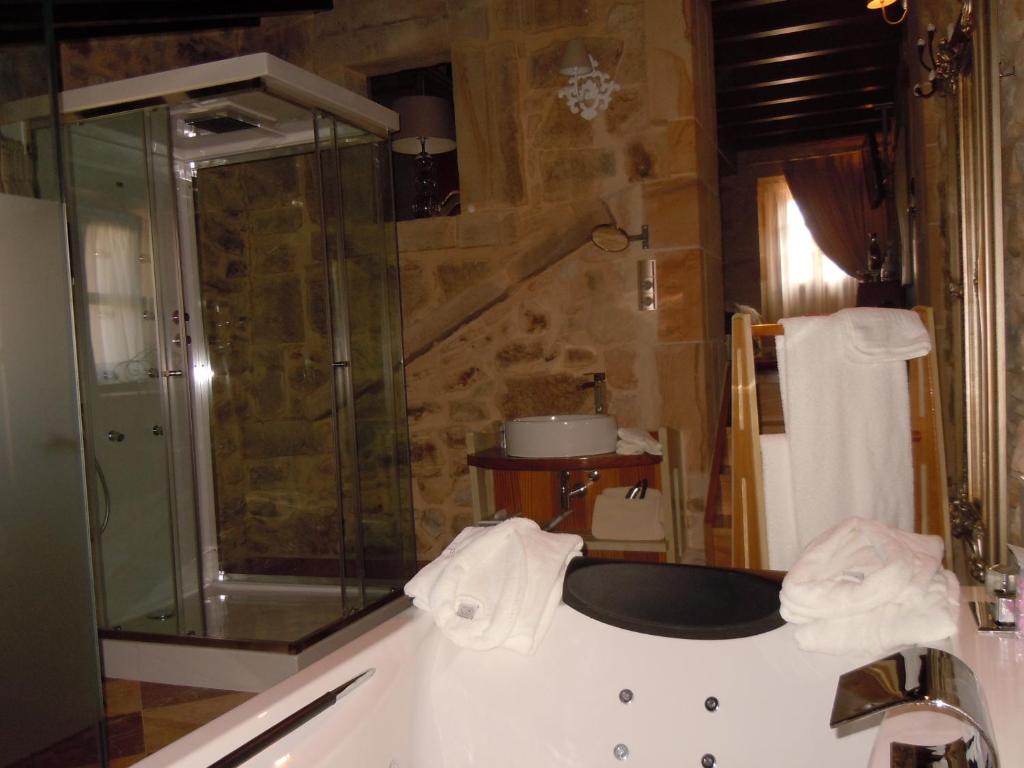 Koupelna v ubytování Posada La Torre de los Isla & Spa