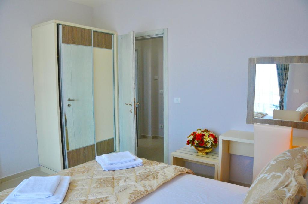 Ambassador & Ambassador Lux Apartments - 10