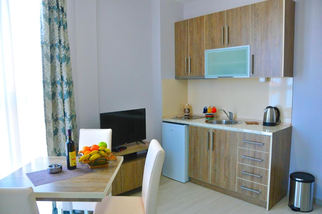 Ambassador & Ambassador Lux Apartments - 14