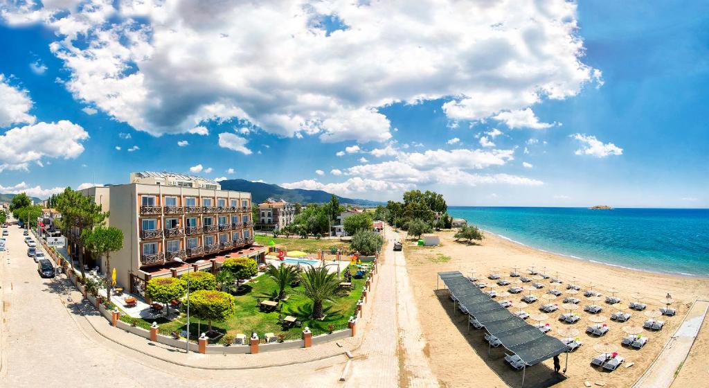 uma vista para uma praia com um hotel e o oceano em Asmira Royal Hotel em Gumuldur