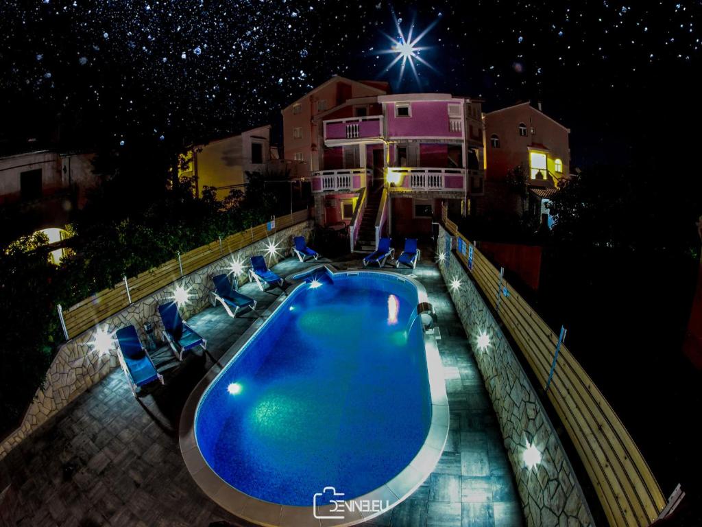 Bazén v ubytování Ari Apartments nebo v jeho okolí