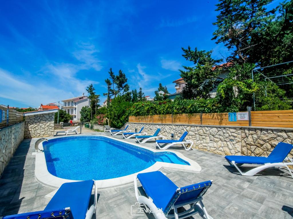 Bazén v ubytování Ari Apartments nebo v jeho okolí