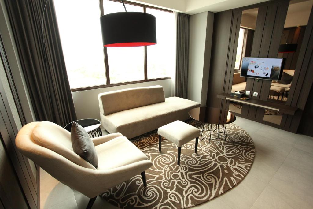 TV a/nebo společenská místnost v ubytování Midtown Hotel Samarinda