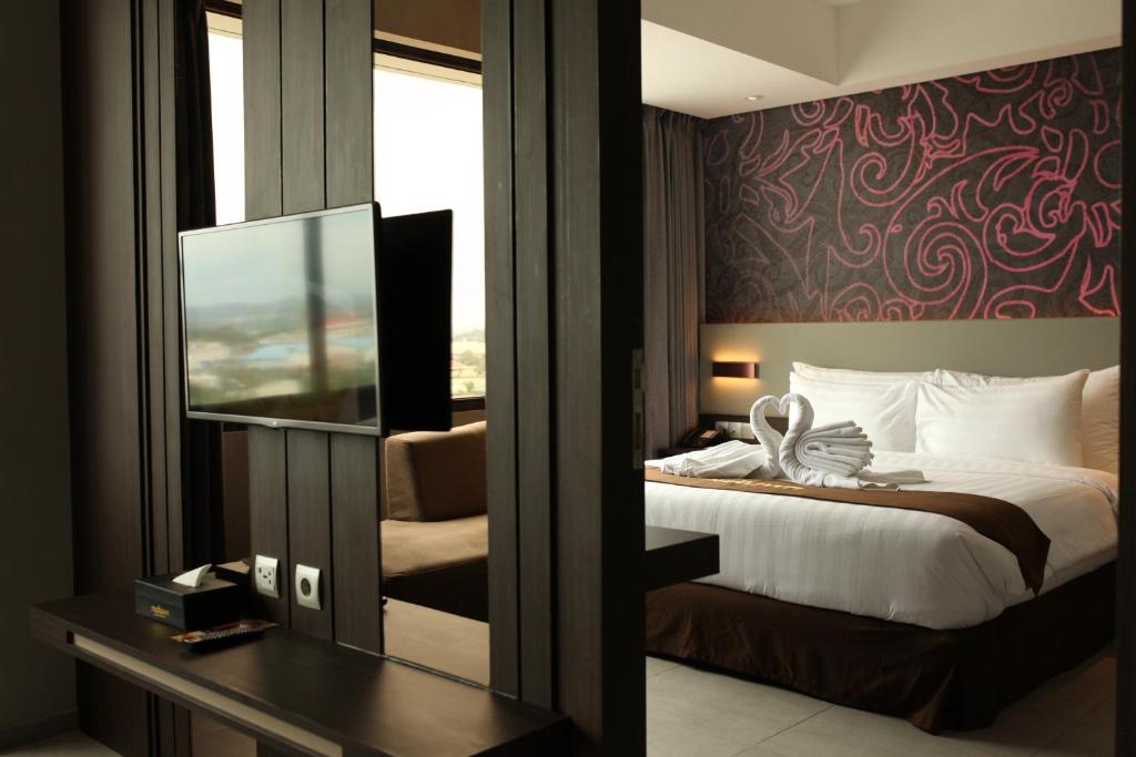 Postel nebo postele na pokoji v ubytování Midtown Hotel Samarinda