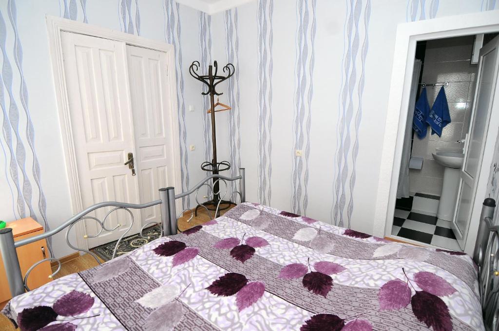 Postel nebo postele na pokoji v ubytování Guest House Darejani