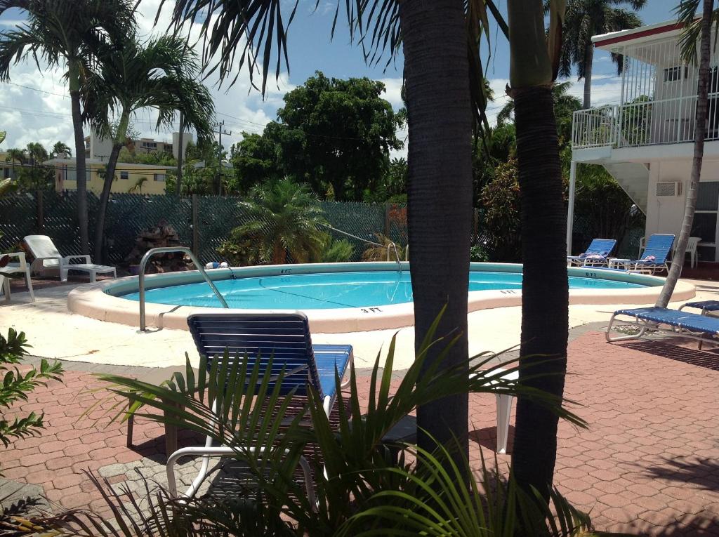 Bazén v ubytování Birch Patio Motel nebo v jeho okolí