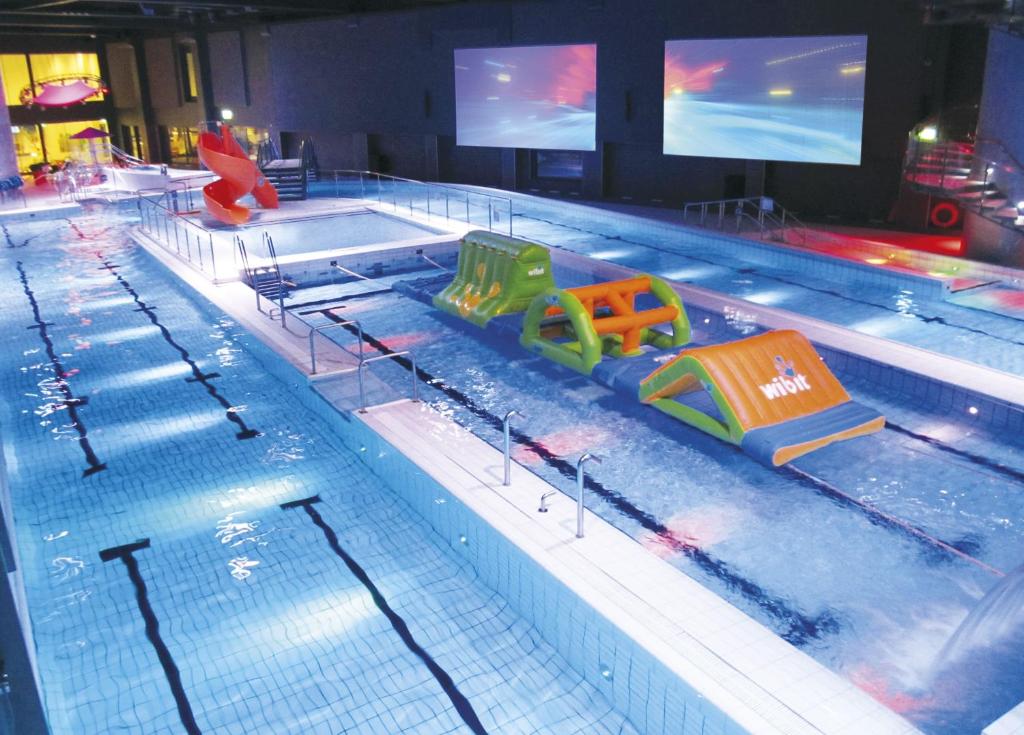 una piscina con giocattoli in acqua di Spa Hotel Peurunka a Laukaa