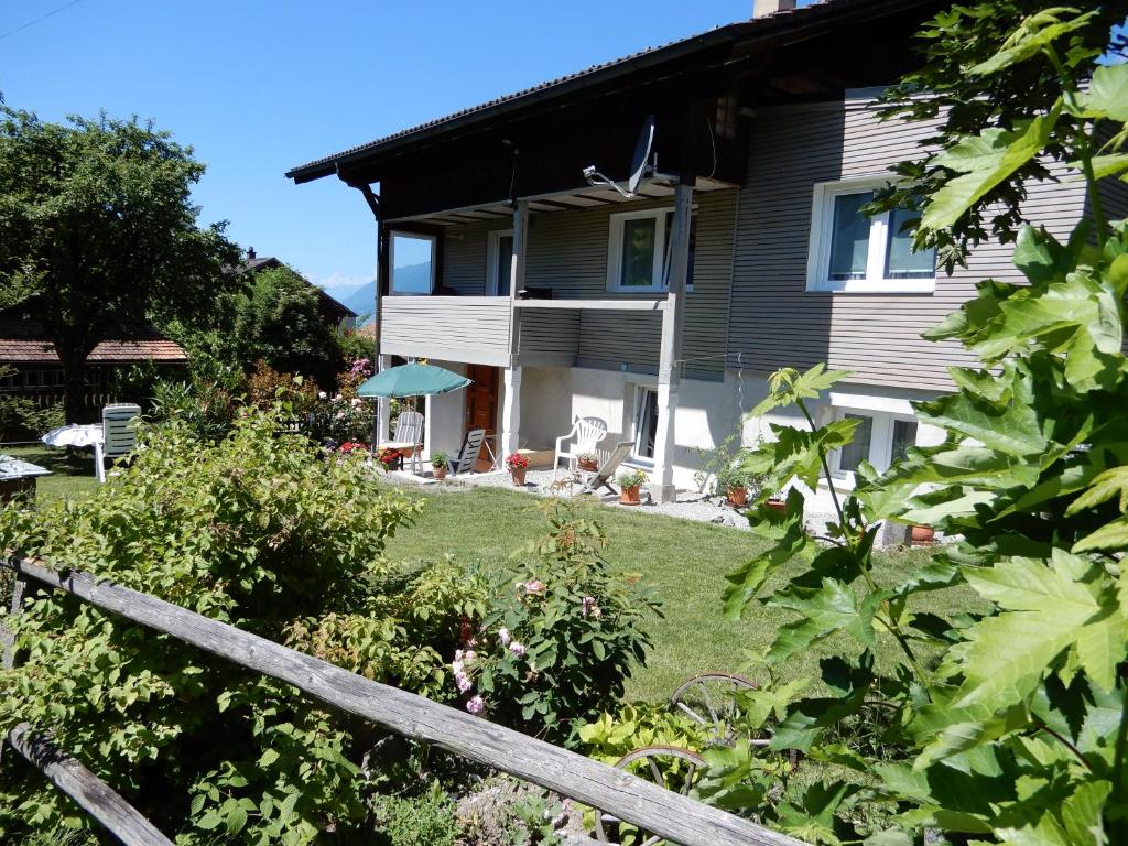 a house with a wooden fence in the yard at Chalet Herenhuet in Brienz
