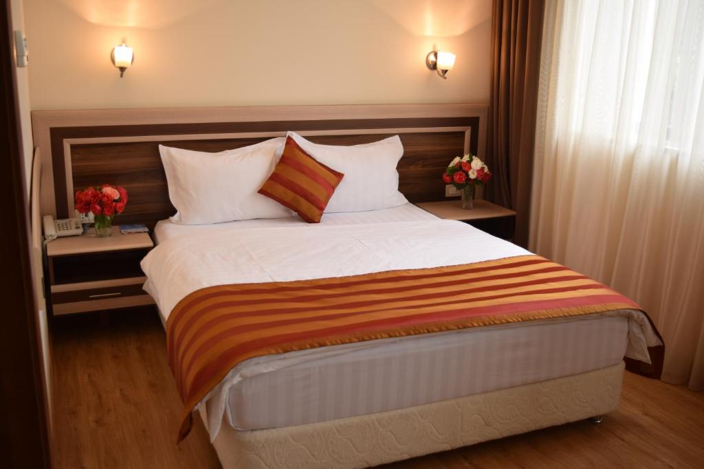 Postel nebo postele na pokoji v ubytování Artsakh Hotel