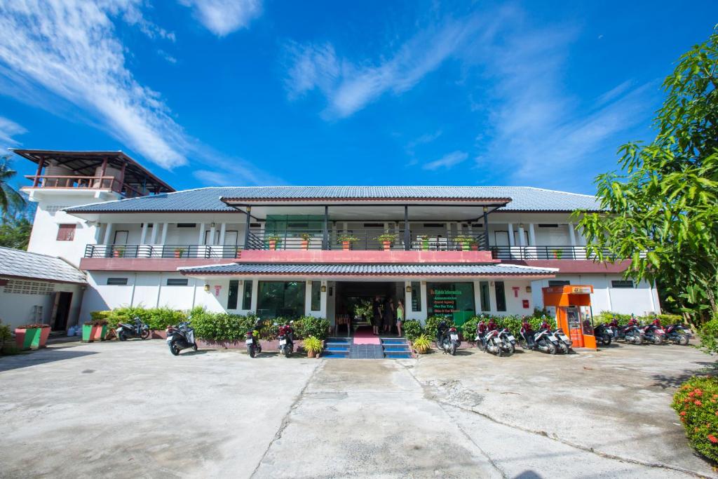 a building with motorcycles parked in front of it at Da Kanda Villa Beach Resort in Thong Sala