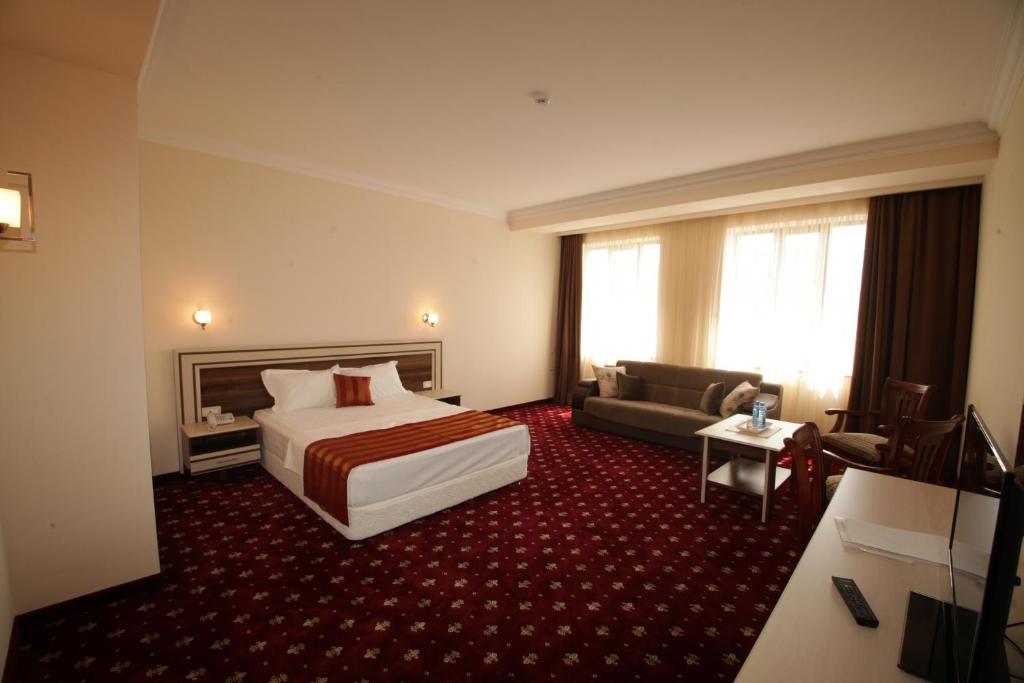 Postel nebo postele na pokoji v ubytování Artsakh Hotel