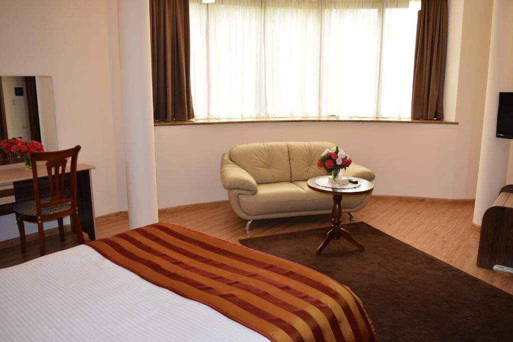 Postel nebo postele na pokoji v ubytování Artsakh Hotel