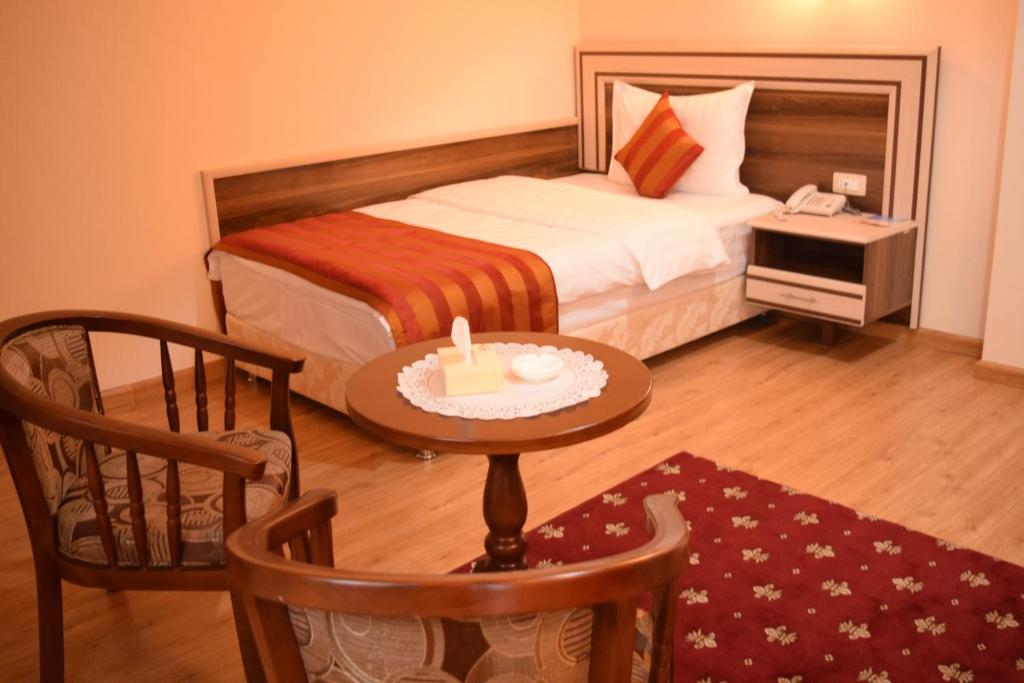 Postel nebo postele na pokoji v ubytování Artsakh Hotel