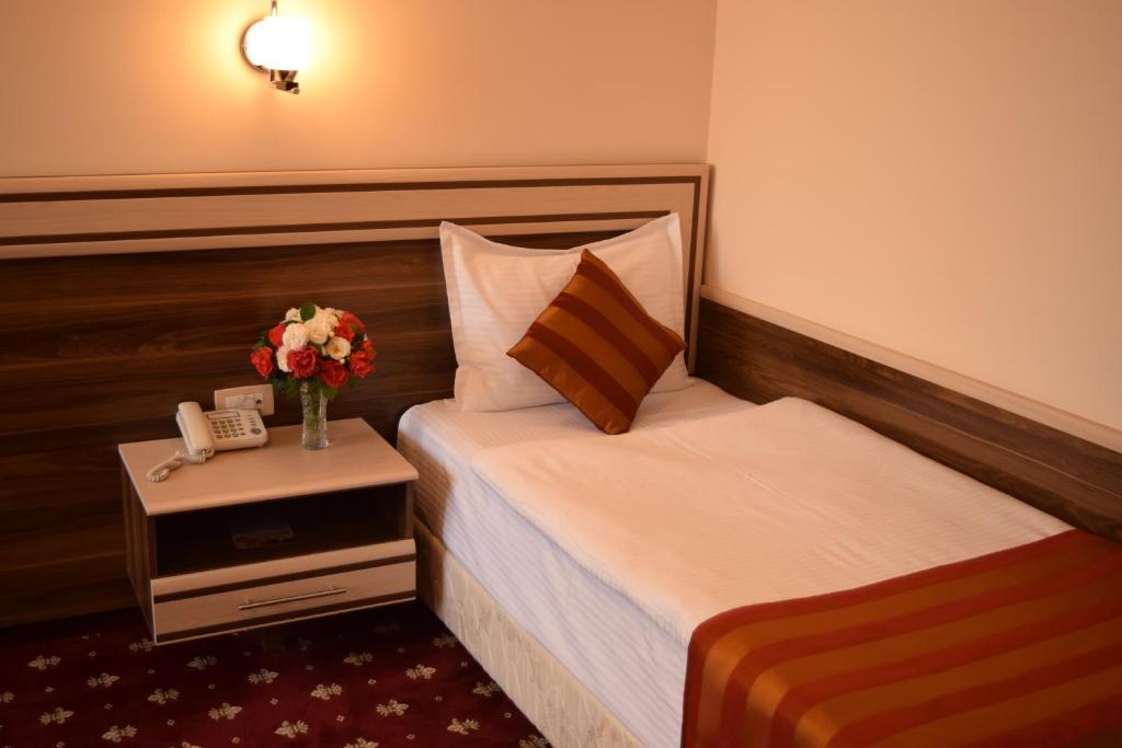 Postel nebo postele na pokoji v ubytování Artsakh Hotel
