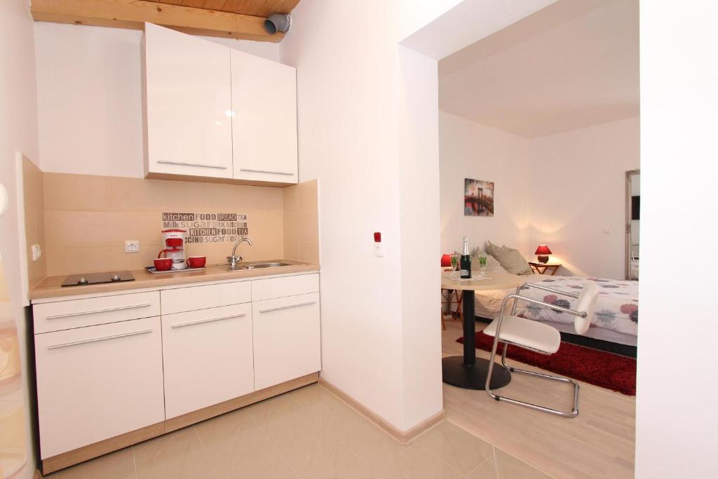 Kuchnia lub aneks kuchenny w obiekcie Rooms and Apartments Sally