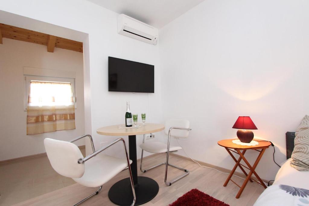 Telewizja i/lub zestaw kina domowego w obiekcie Rooms and Apartments Sally