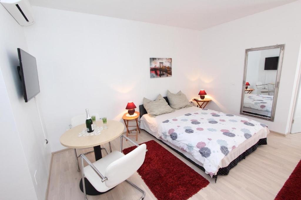 Łóżko lub łóżka w pokoju w obiekcie Rooms and Apartments Sally