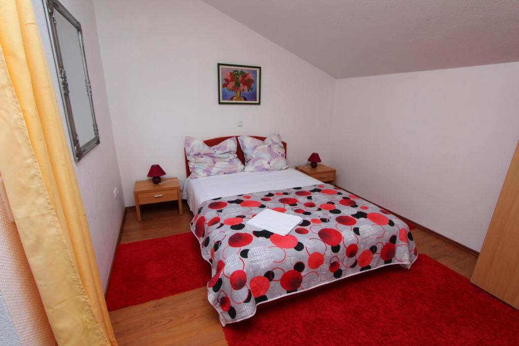 Łóżko lub łóżka w pokoju w obiekcie Rooms and Apartments Sally