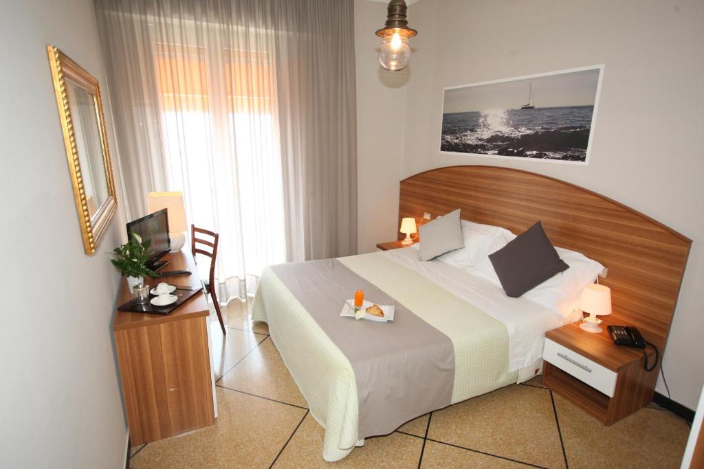 En eller flere senger på et rom på Hotel Mediterraneo