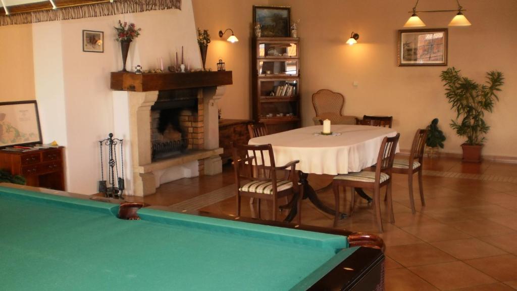 Tavolo di biliardo di Hotelový a jezdecký areál Dvůr Krutěnice