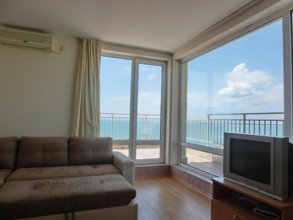 Panoramic Sea View Apartment Crown, Pools and Beach, Sveti Vlas - Appartement Met Uitzicht Op Zee