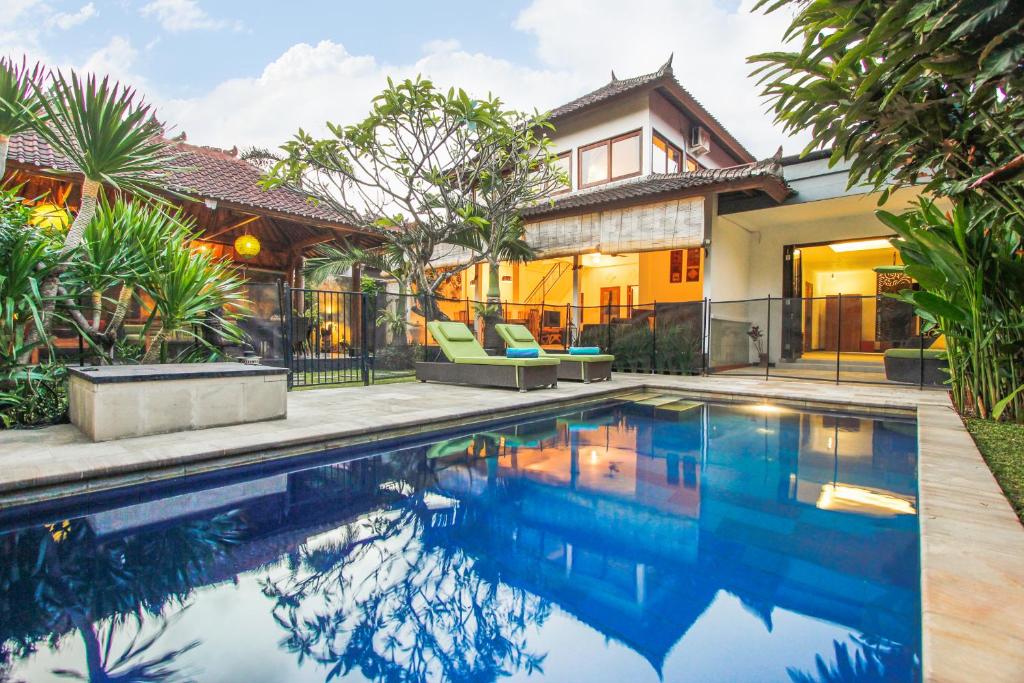 una piscina di fronte a una casa di Villa Bali Caviar a Seminyak
