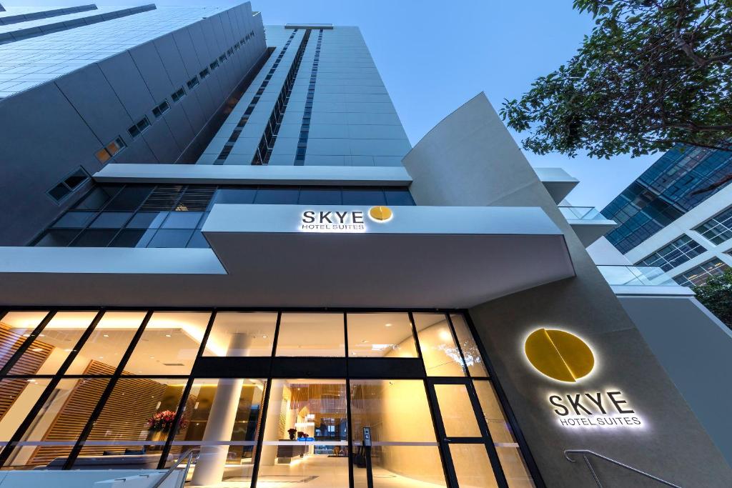 una vista de un edificio con un cartel en él en SKYE Hotel Suites Parramatta, en Sídney