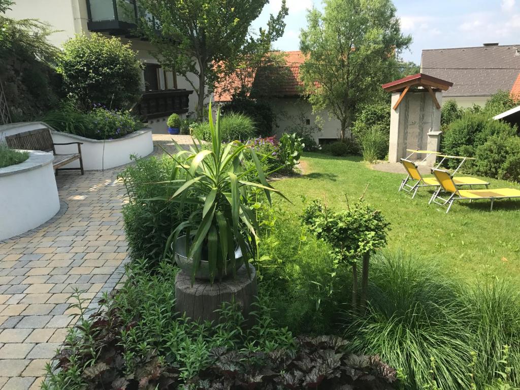 einen Garten mit Topfpflanze im Hof in der Unterkunft Lorenzerhof in Sankt Lorenzen am Wechsel