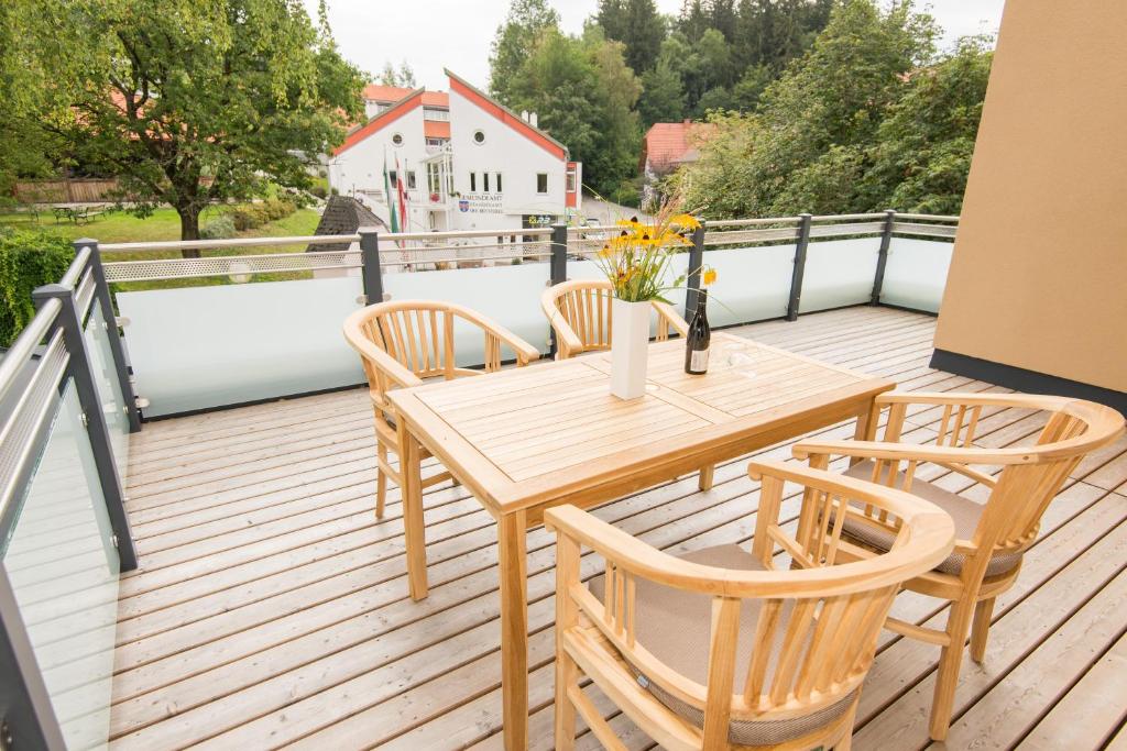 einen Holztisch und Stühle auf einer Terrasse in der Unterkunft Lorenzerhof in Sankt Lorenzen am Wechsel