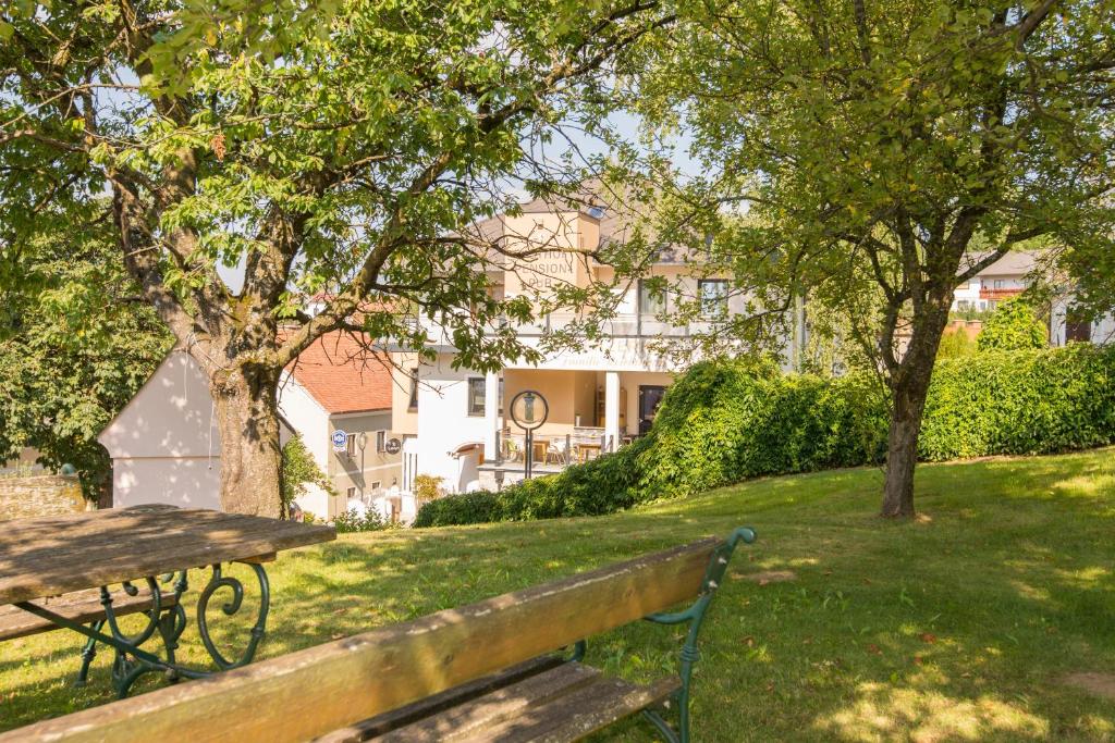 eine Parkbank vor einem Haus in der Unterkunft Lorenzerhof in Sankt Lorenzen am Wechsel