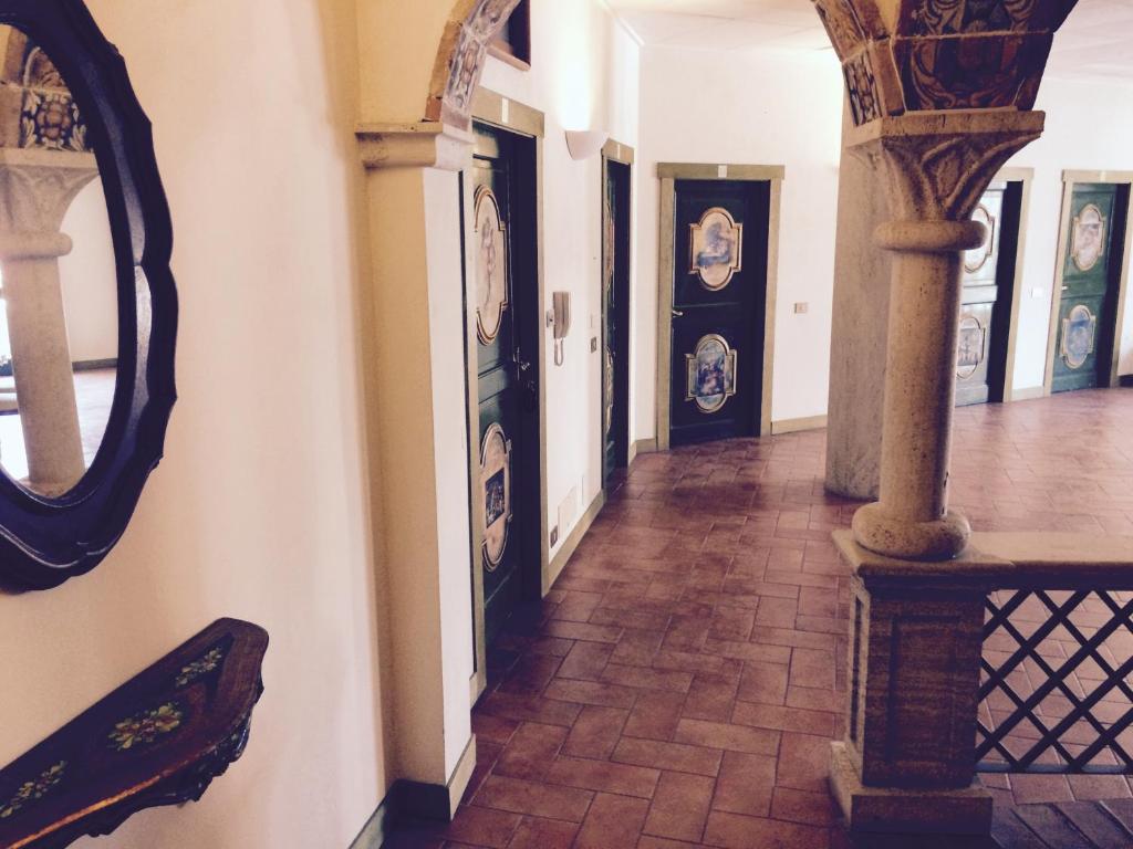 AviglianoにあるLa Lanternaの鏡と壁画のある廊下