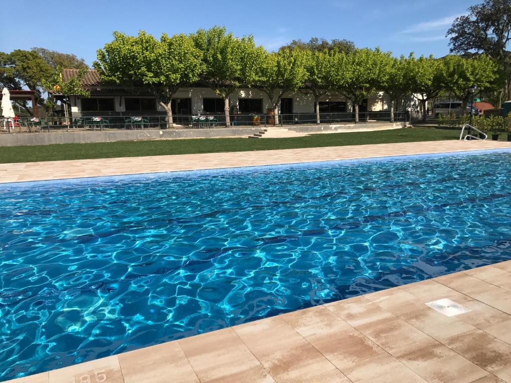 una gran piscina de agua azul en Camping Castell D'aro en Platja  d'Aro