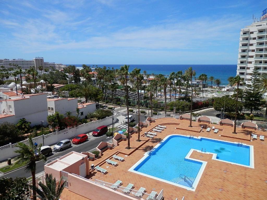 un hotel con vistas a la piscina y al océano en Apartamentos Acapulco, en Playa de las Américas