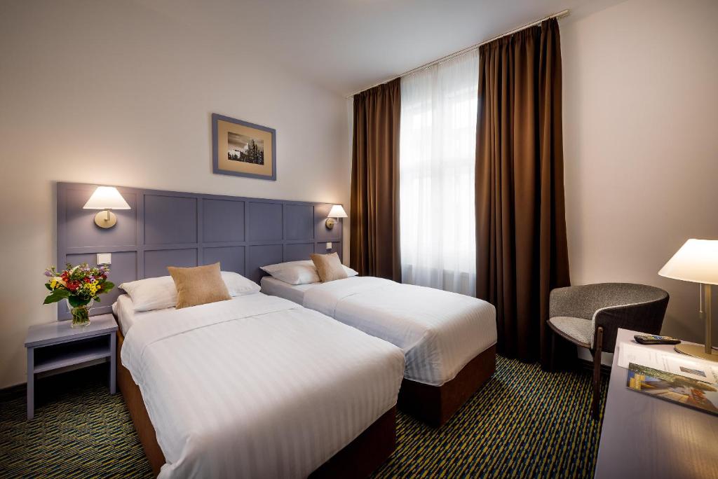 Postel nebo postele na pokoji v ubytování Central Hotel Prague